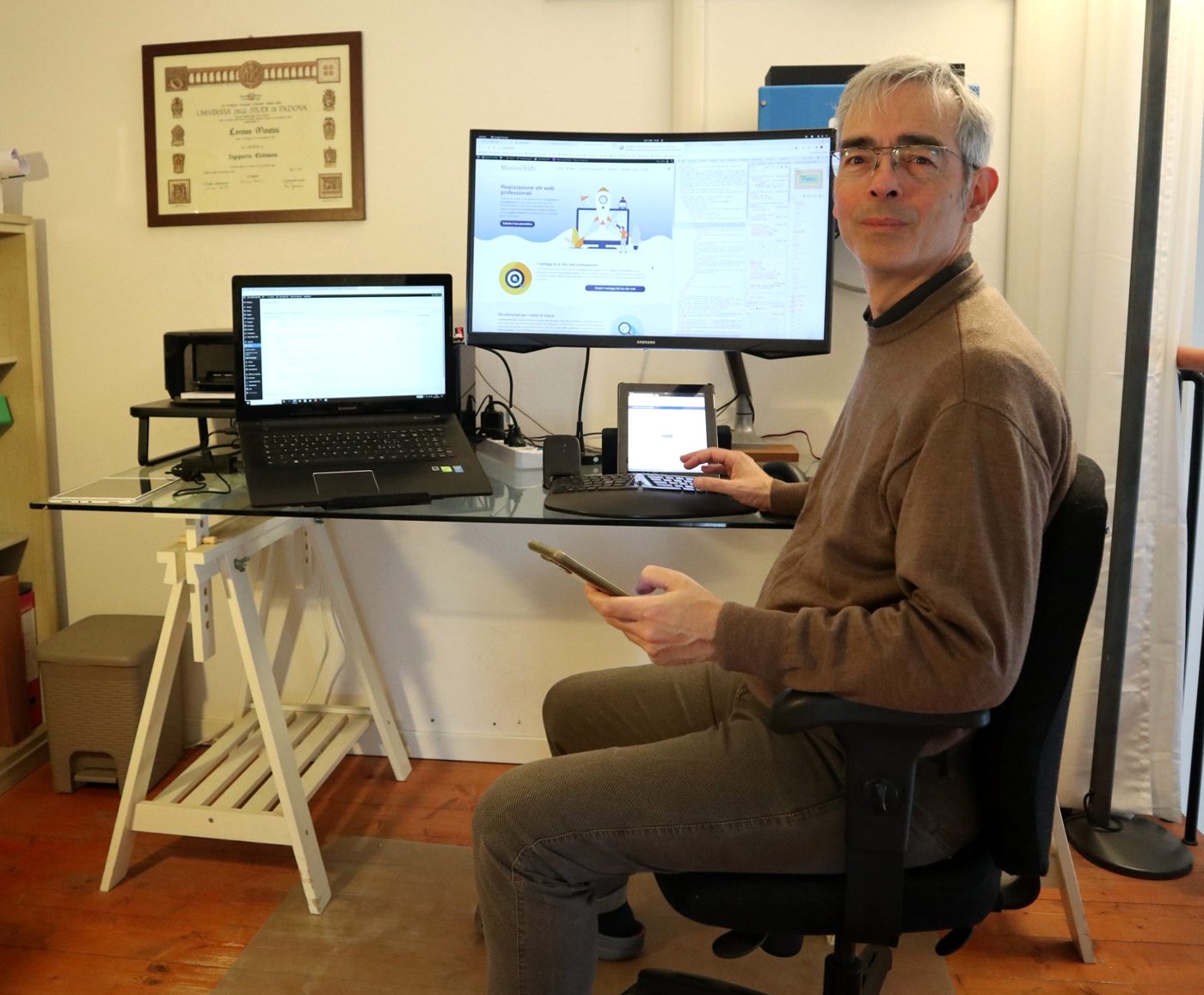 Lorenzo Montini al lavoro nel suo studio a Russi